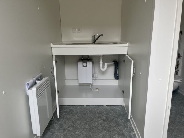 Kantoorunit met kopraam en zijraam rechts - keuken en toilet - 10x3 meter - Afbeelding 7