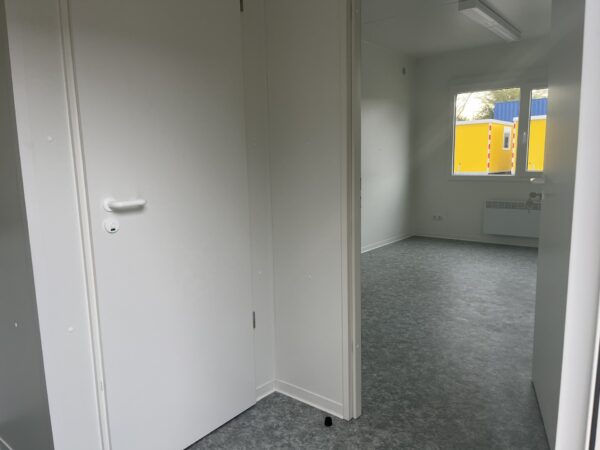 Kantoorunit met kopraam en zijraam rechts - keuken en toilet - 10x3 meter - Afbeelding 11