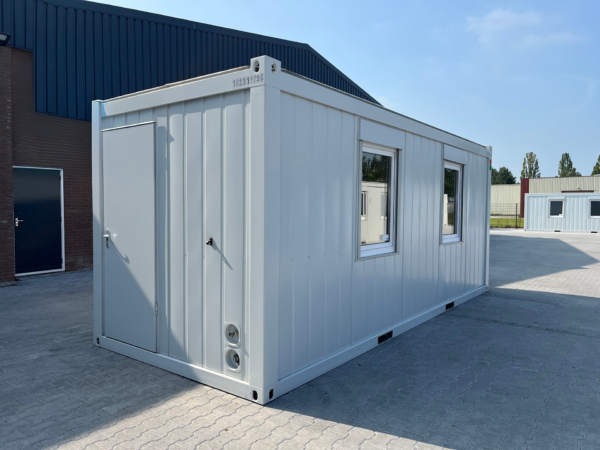 Kantoorunit met 2 zijramen rechts, keuken - 6x2,5 meter
