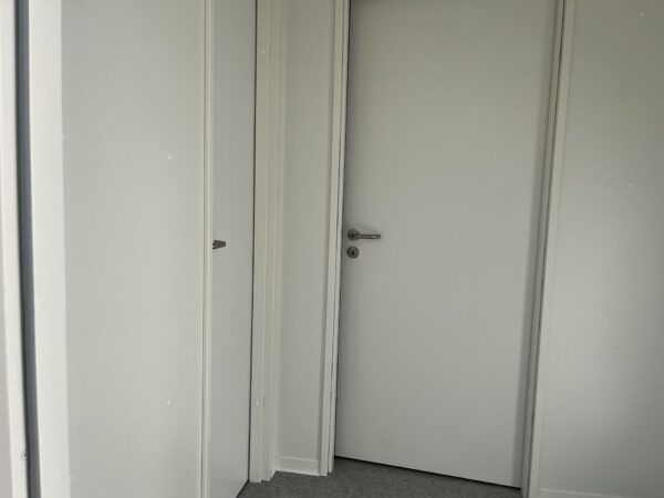 Kantoorunit - 6x3 meter met keukenblok/ koelkast en toilet - Afbeelding 4