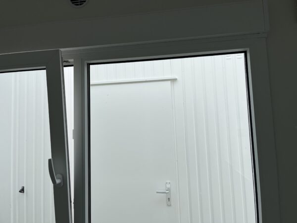 Kantoorunit met kopraam en zijraam rechts - 6x3 meter - Afbeelding 9
